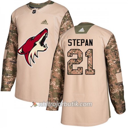 Män Ishockey Arizona Coyotes Tröja Derek Stepan 21 Adidas 2017-2018 Camo Veterans Day Practice Authentic Män Ishockey Arizona Coyotes Tröja Derek Stepan 21 Adidas 2017-2018 Camo Veterans Day Practice Authentic